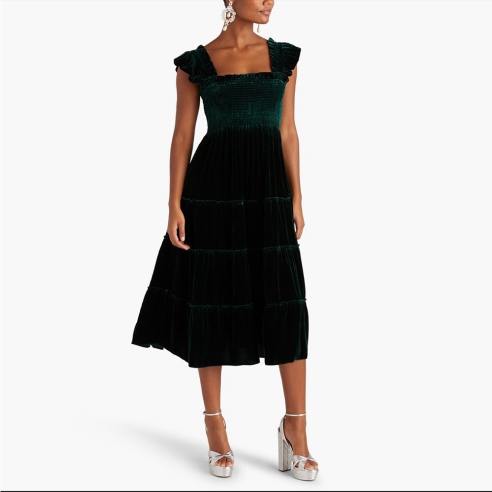 The Ellie Nap Dress from Hill House Home in a Velvet Emerald Green, Size Small.